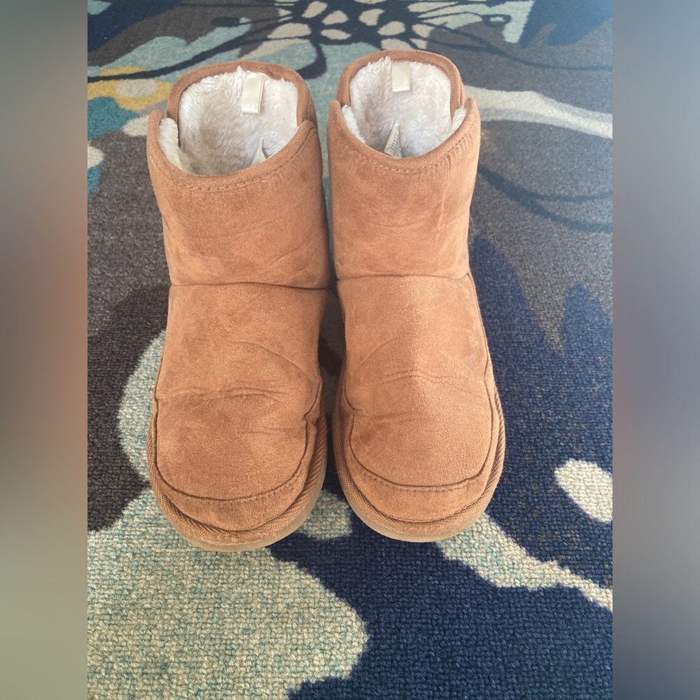 Girls Old Navy Faux Suede Adora Chestnut fur lined  Boots. Size 3.